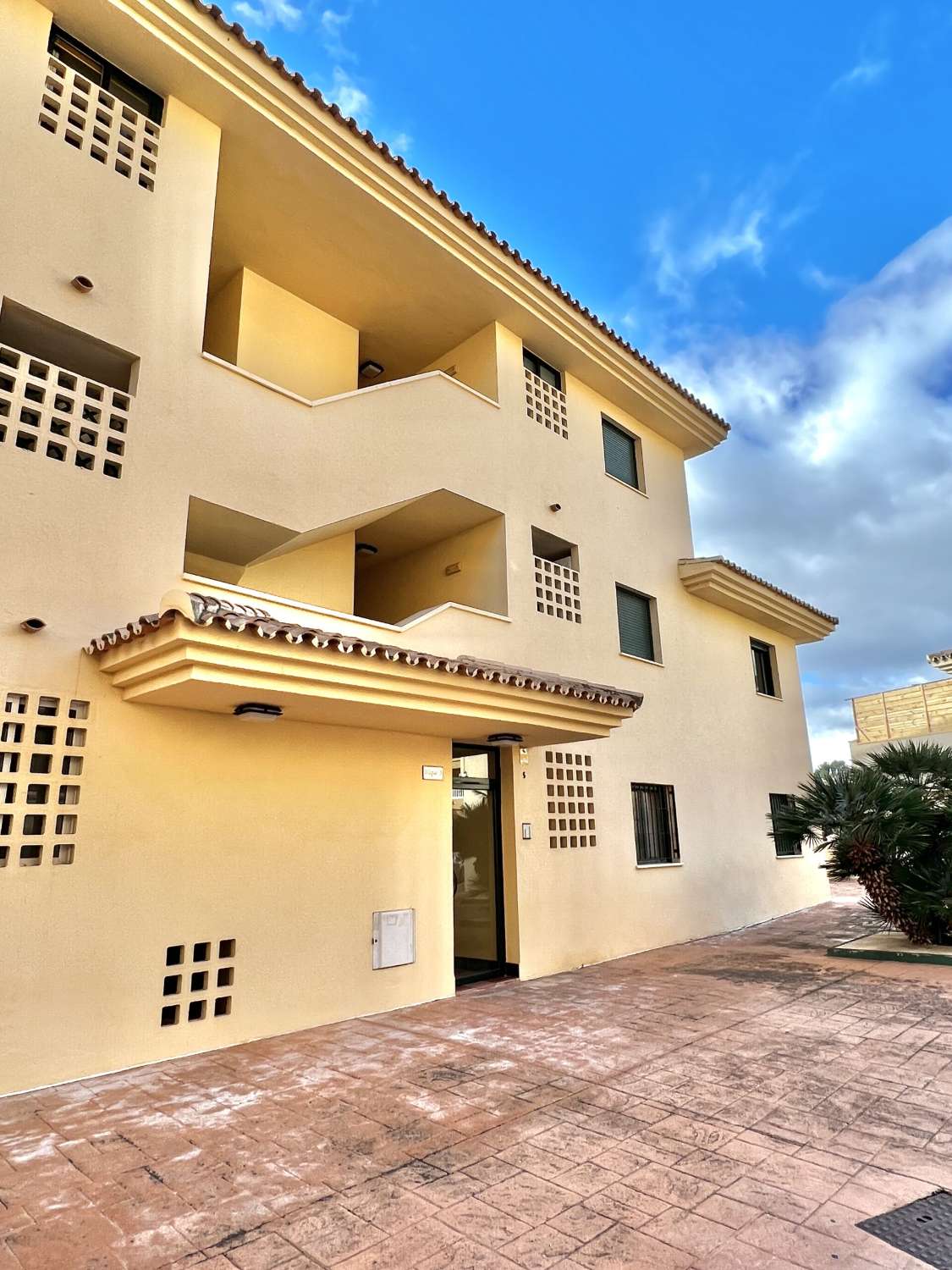 Beautifully Positioned flat in the Golf-Side Community of Doña Maria, Torrequebrada, Benalmádena.